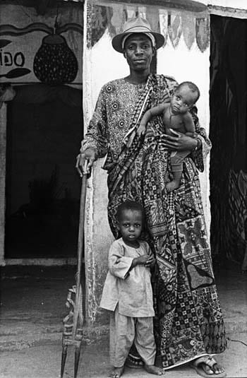 O Dah Dagoun Nonchéokon, chefe do culto Dagoun, com dois de seus filhos, Uidá, 1996.